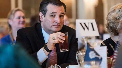 Watch: Sen. Ted Cruz Chased Out of Restaurant by Hecklers For Being Ted Cruz